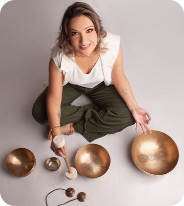 Nadia sentada com bowls tibetanos