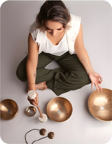 Nadia tocando bowls tibetanos